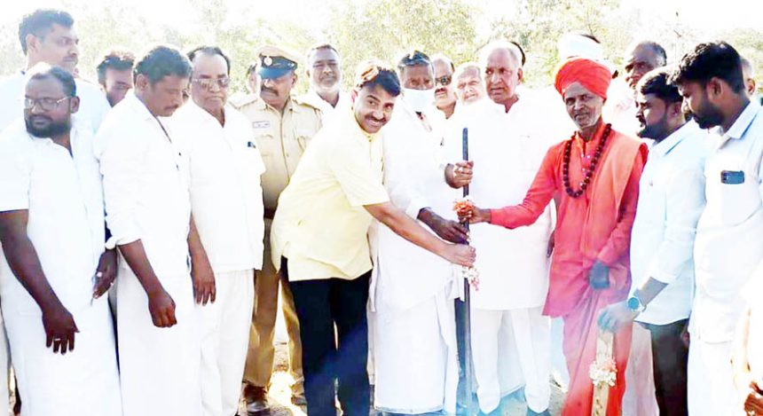 ಕರೇಗುಡ್ಡ ಮಠದ ಆವರಣದಲ್ಲಿ 40 ಲಕ್ಷ ರೂ.ವೆಚ್ಚದ ಸಮುದಾಯ ಭವನ ನಿರ್ಮಾಣ ಕಾಮಗಾರಿಗೆ ಸಚಿವರಿಂದ ಚಾಲನೆ