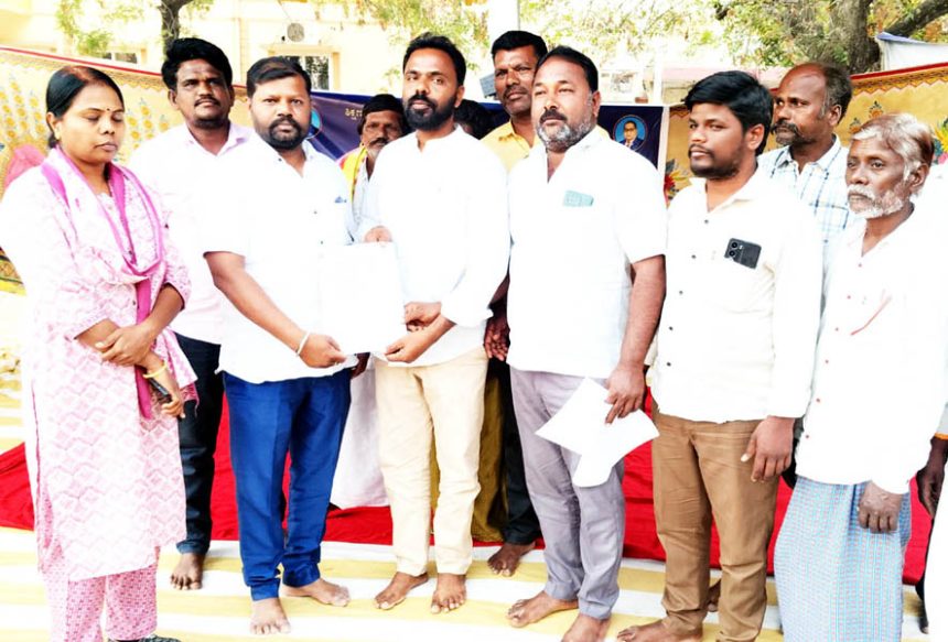 ಮಾನ್ವಿ: ಮಾ.2 ರೊಳಗಾಗಿ ಅಕ್ರಮ ಗಣಿಗಾರಿಕೆಯ ದಂಡ ಪಾವತಿಸಿಕೊಳ್ಳಲು ಭರವಸೆ, ಉಪವಾಸ ಧರಣಿ ಅಂತ್ಯ