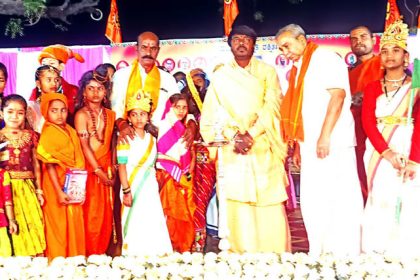 ಸಿರವಾರ : ವಿರಾಟ್ ಹಿಂದೂ ಬೃಹತ್ ಶೋಭಾ ಯಾತ್ರೆ ದೇಶದ ಸಂಸ್ಕಾರ, ಸಂಸ್ಕೃತಿ ಮರುಕಳಿಸುತ್ತಿದೆ – ನವಲಕಲ್ ಶ್ರೀಗಳು