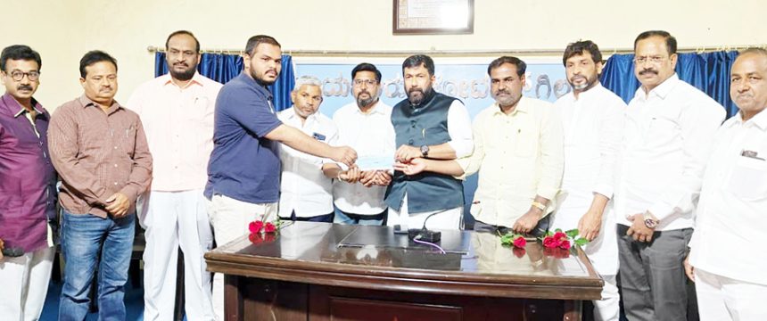 ಪತ್ರಕರ್ತ ಆಶ್ರ್ ಕುಟುಂಬಕ್ಕೆ ಪರಿಹಾರ ಚೆಕ್ ವಿತರಣೆ ಯೋಜನೆ ರೂಪಿಸಿದ ರಾಯಚೂರು ರಿಪೋರ್ಟರ್‌ಸ್‌ ಗಿಲ್‌ಡ್‌ ಕಾರ್ಯಕ್ಕೆ ಸಲೀಂ ಆಹ್ಮದ್ ಮೆಚ್ಚುಗೆ