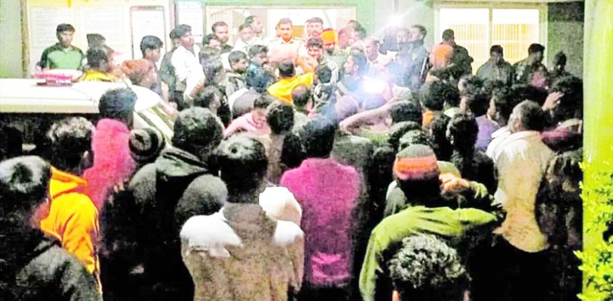 ಶ್ರೀರಾಮ-ಕೃಷ್ಣರ ವಿರುದ್ಧ ಅವಹೇಳನ ವಿಡಿಯೋ ವೈರಲ್ ಆರೋಪಿಗಳ ಬಂಧನಕ್ಕೆ ಒತ್ತಾಯಿಸಿ ಮೇಹಕರ ಠಾಣೆ ಎದುರು ಪ್ರತಿಭಟನೆ