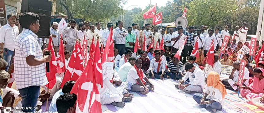 ದೇವದುರ್ಗದಲ್ಲಿ ಸಾರ್ವತ್ರಿಕ ಬೆಂಬಲಿಸಿ ಬೃಹತ್ ಪ್ರತಿಭಟನೆ