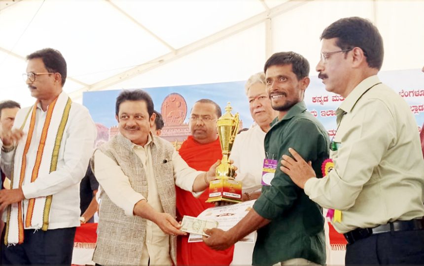 ಹಂಪಿ ಉತ್ಸವ: ಎತ್ತುಗಳ ಪ್ರದರ್ಶನ: 180ಕ್ಕೂ ಹೆಚ್ಚಿನ ಜೋಡೆತ್ತುಗಳು ಭಾಗಿ, ಹಳ್ಳಿಕಾರ ತಳಿಗೆ ಪ್ರಥಮ ಬಹುಮಾನ : ಸಚಿವ ಬಿ.ಜಡ್.ಜಮೀರ್ ಅಹ್ಮದ್ ಖಾನ್ ರಿಂದ ವೈಯಕ್ತಿಕ ತಲಾ ರೂ.2 ಲಕ್ಷ ಬಹುಮಾನ