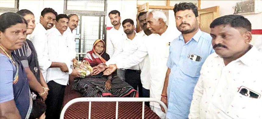 ಡಿಸಿಸಿ ಬ್ಯಾಾಂಕ್ ನಿರ್ದೇಶಕ ಬಸವರಾಜ ಪಾಟೀಲ ಹುಟ್ಟುಹಬ್ಬ ಹಣ್ಣು ಹಂಪಲು ವಿತರಣೆ, ಪೌರ ಕಾರ್ಮಿಕರಿಗೆ ಸನ್ಮಾನ