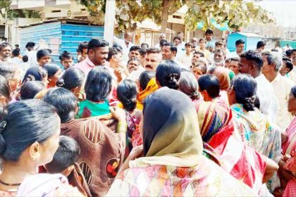 ಶೌಚಾಲಯ ನಿರ್ಮಿಸಲು ಮಹಿಳೆಯರ ಆಗ್ರಹ