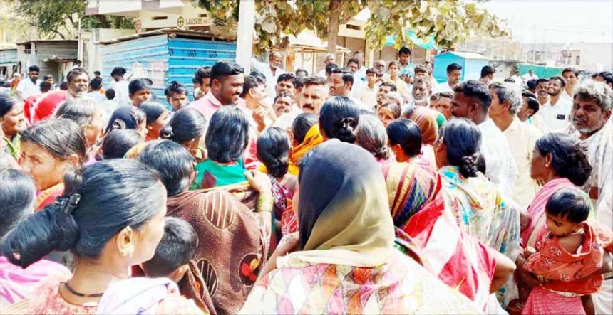 ಶೌಚಾಲಯ ನಿರ್ಮಿಸಲು ಮಹಿಳೆಯರ ಆಗ್ರಹ