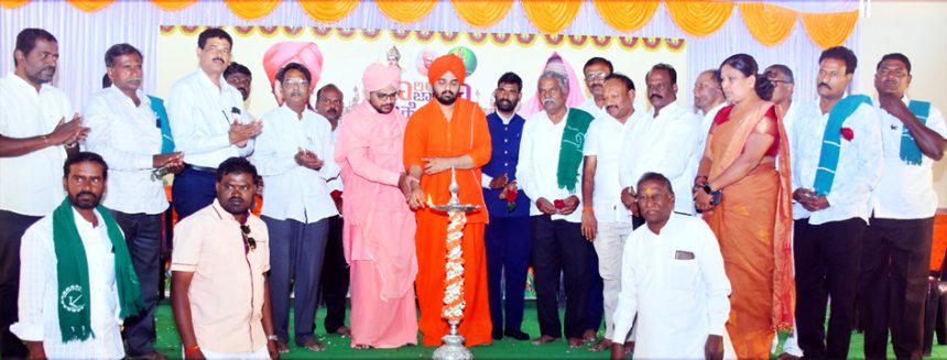 ಮಾನ್ವಿ : ಗಾರಿಗೆ ಜಾತ್ರೆ ಅಂಗವಾಗಿ ಜಿಲ್ಲಾ ರೈತ ಸಮಾವೇಶದಲ್ಲಿ ಡಾ.ಎ.ಆರ್.ಕುರುಬರ ಸಲಹೆ ‘ರೈತರು ಎಳ್ಳು, ಸಾಸಿವೆ ಬೆಳೆ ಪದ್ದತಿ ಅಳವಡಿಸಿಕೊಳ್ಳಿ’